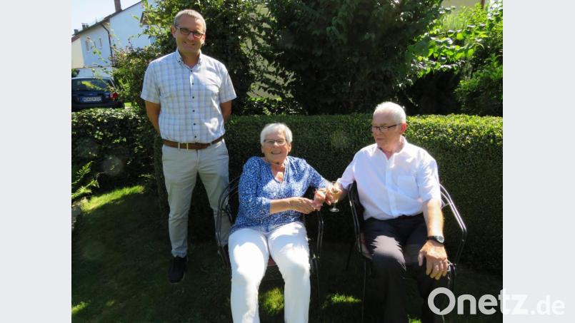 Mit Sekt stießen Maria und Michael Stangl auf ihre Liebe an. Dritter Bürgermeister Christian Schramek gratulierte im Namen der Gemeinde zum 60. Hochzeitstag. Bild: adj