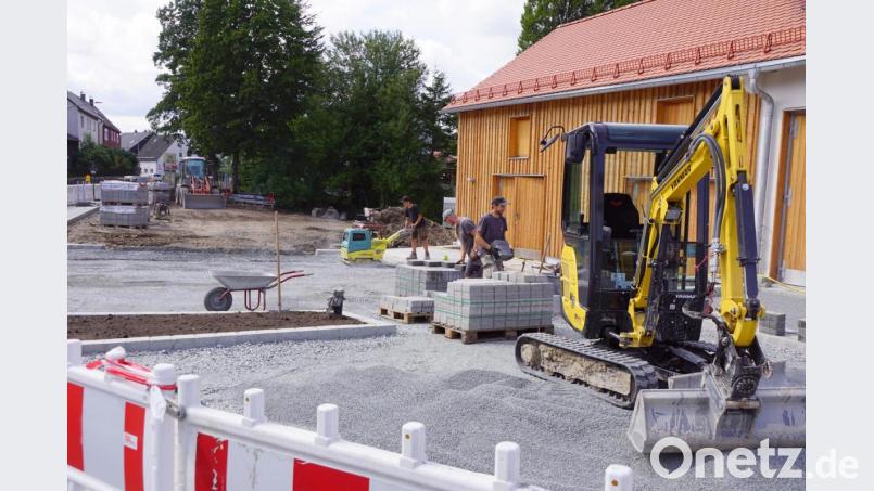Fleißig gearbeitet wird zurzeit beim Alten Feuerwehrhaus. Die Fläche wird gepflastert. Bild: bkr