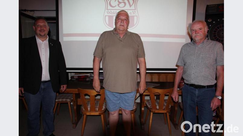 Ehrenamtsbeauftragter Mario Rabenbauer (links) verabschiedete die beiden Urgesteine des TSV Waldershof aus dem Vorstand: Peter Wildgans (Mitte) und Gerhard Greger (rechts). Bild: kro