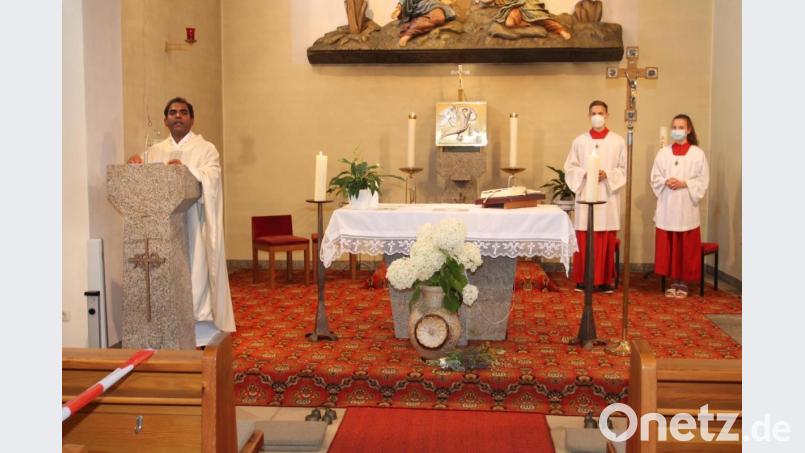 &quot;Die Kirche ist der Baum, der uns Höhe gibt, Abstand und Stille, damit wir den Überblick gewinnen, mit dem wir Jesus sehen können&quot;, sagt Pfarrer Julius Johnrose beim Kirchweihgottesdienst. Bild: pi