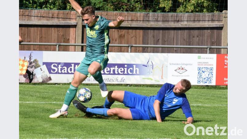 In der Landesliga-Partie zwischen dem SV Mitterteich und FC Eintracht Münchberg gab es am Samstag ein gerechtes 2:2-Unentschieden. Hier attackiert Gästespieler Christian Schuberth (blaues Trikot) den Mitterteicher Kevin Grünauer. Bild: gb