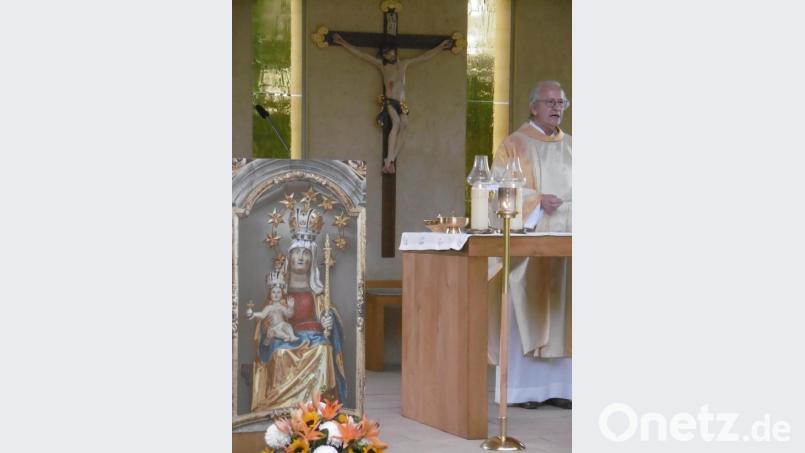 Am Freialtar auf dem Frohnberg feierte Johann Hertl aus Irlbach sein 50jähriges Priesterjubiläum. Bild: mma