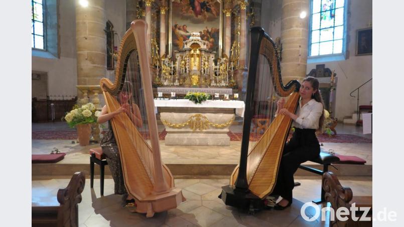 Die beiden Harfenistinnen Dariia Ahapova und Rosetta Schade (von links) begeisterten die Zuhörer bei ihrem Harfen-Rezital in der Stadtpfarrkirche. Bild: jzk