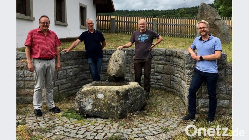 Den Fischbestand im Eixendorfer Staussee haben (von links) Michael Throner (Fischereiverein), See-Anlieger Walter Drexler, Thomas Ring (Fachberatung für Fischerei) und Manuel Schlegel (Wasserwirtschaftsamt) im Blick. Bild: Andrea Gall/exb
