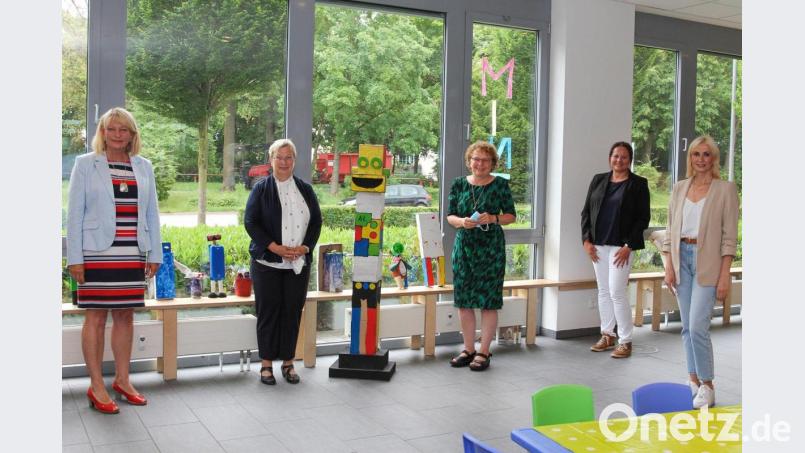 Die Köpfe hinter dem Projekt DigiMINTKids (von links): Professor Andrea Klug, Präsidentin der OTH Amberg-Weiden, Dorothea Seitz-Dobler, Beauftragte für Chancengleichheit am Arbeitsmarkt, Brigitte Netta, Leiterin der Kindertageseinrichtungen DigiMINTKids, Tanja Plach, zuständige Beauftragte für Chancengleichheit am Arbeitsmarkt und Susanne Lettner, MINT-Botschafterin der Initiative „MINT Zukunftschaffen!“. Bild: OTH Amberg-Weiden/exb