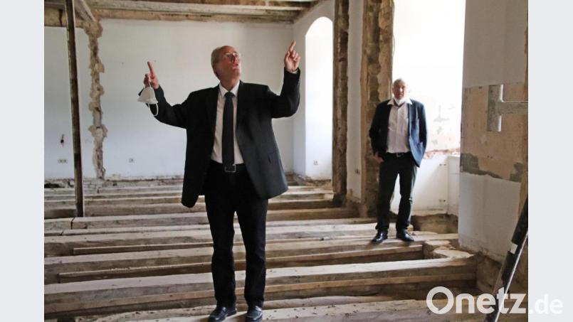 Das ehemalige Schulgebäude wird zu einem barrierefreien Wohnhaus für Menschen mit Behinderungen. Peter Miltenberger ist mit dem Baufortschritt zufrieden. Bild: jma