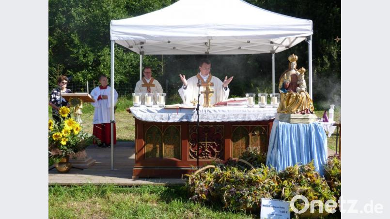 Der Altarbereich beim Gottesdeinst zum Steinfelser Ablassfest mit der Madonna aus der Schlosskapelle Steinfels Bild: hok