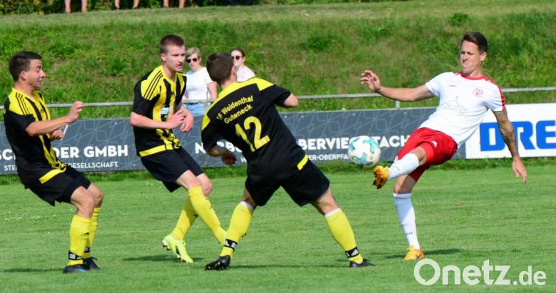 Spielertrainer Sven Seitz (rechts) brachte den TV Nabburg im Derby gegen die SF Weidenthal/Guteneck (Zweiter von rechts Tobias Werner) mit 1:0 in Führung. Endstand war 4:2. Bild: ham