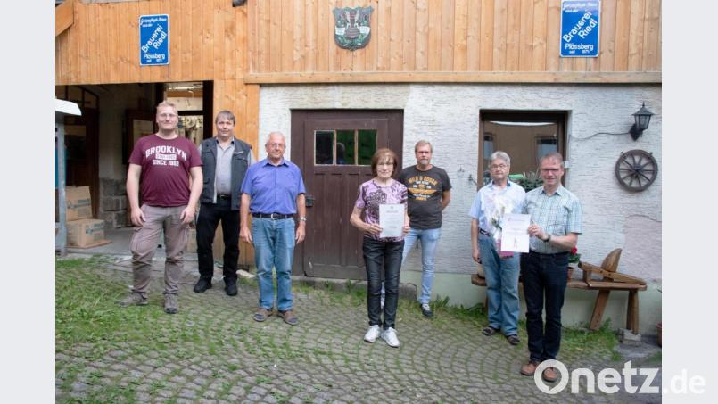Vorsitzender Franz Reichl und Dritter Bürgermeister Hans Klupp (von rechts) gratulierten zusammen mit dem Kreisvorsitzenden Martin Fischer (Zweiter von links) der langjährigen Zweiten Vorsitzenden Maria Gleißner zu ihrer Ehrung. Bei den Neuwahlen wurden auch Jörn Schedl (links), Leonhard Kellner (Dritter von links) und Volker Hess (Dritter von rechts) in ihren Ämtern bestätigt. Bild: flt