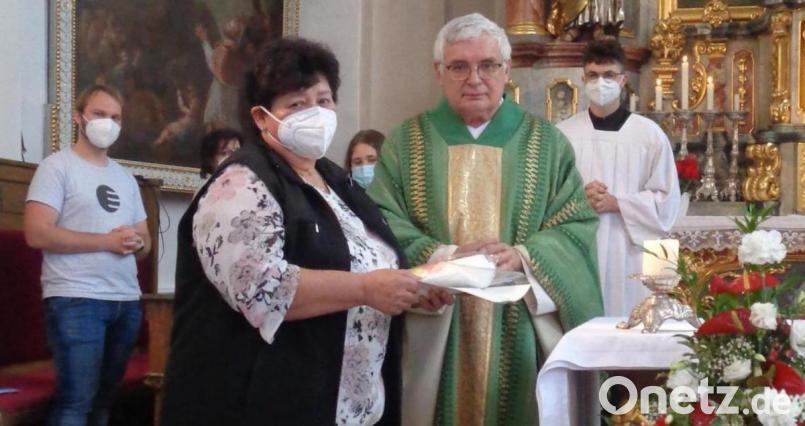 Pfarrer Eugen Wismeth überreichte Marianne Rötzer die Urkunde. Bild: amö