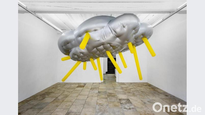 Durch die Wolke im Luftmuseum dringen stets Sonnenstrahlen – oder je nach Betrachter auch Pommes. Bild: Marcus Rebmann/exb