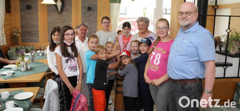 Viel Spaß hatten alle beim Ausbuttern. Auf dem Bild die &quot;Butterfee&quot; Anni Gruber (Dritte von links) und Seniorenbeauftragter Roland Lochner (rechts). Bild: njn