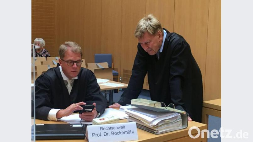 Verteidigen heißt warten. Und warten. Die Anwälte Jan Bockemühl und Burkhard Schulze im Gespräch. Sie vertreten die angeklagte junge Frau. Archivbild: phs