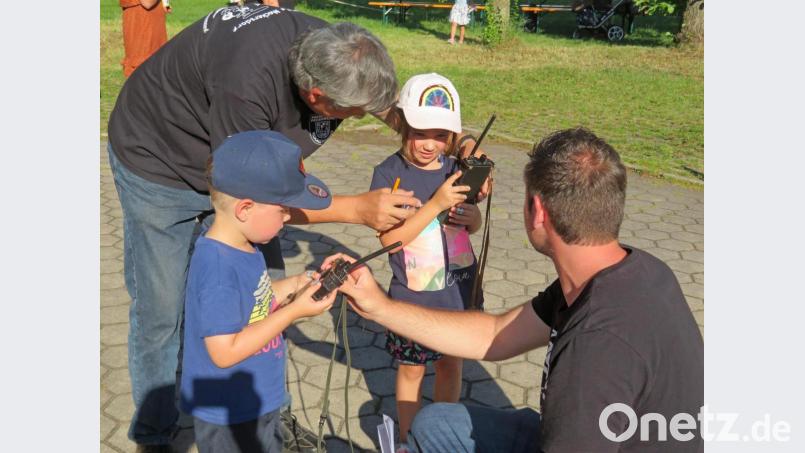 Mit einem Funkgerät umzugehen ist muss gelernt sein. Aber wenn dann der Kommandant (Gerhard Müller, links) mithilft, klappt es auch den Jüngsten. Bild: ow