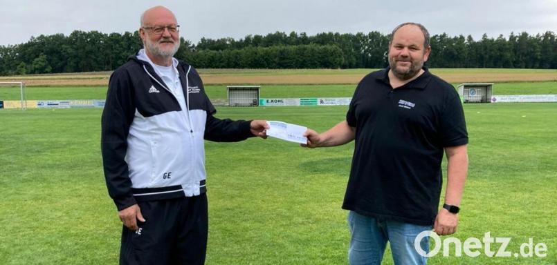 Josef Nitzbon (rechts) überreicht einen 1500-Euro-Scheck an Georg Erras, den Vorsitzenden der SF Ursulapoppenricht. Bild: Sportfreunde Ursulapoppenricht/exb