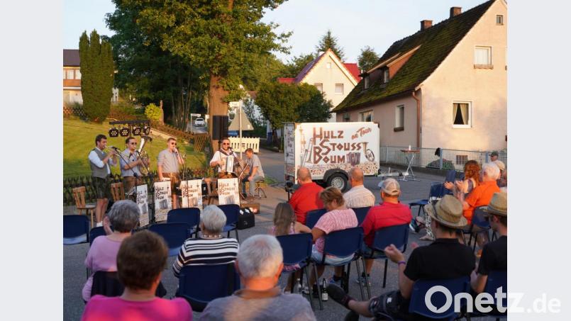 Von links: Die vier Hulzstoussboum mit Julian Bauer, Andreas Holfelner, Valentin Reil und Jonas Kraus spielen an der Straßenkreuzung zünftig auf. Bild: fvo