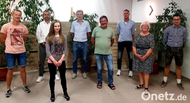 Für ihre Treue zum FC Luhe Markt erhielten sie aus den Händen von Vorsitzendem Andreas Hammer (Dritter von rechts) Urkunden: (von links) Jürgen Beer, Thomas Häußler (beide 40 Jahre), Verena Guber (25 Jahre), Franz Schwandner, Reinhard Stangl (beide 50 Jahre) sowie (von rechts) Oliver Wagner und Gertrud Erler (beide 25 Jahre). Bild: zer