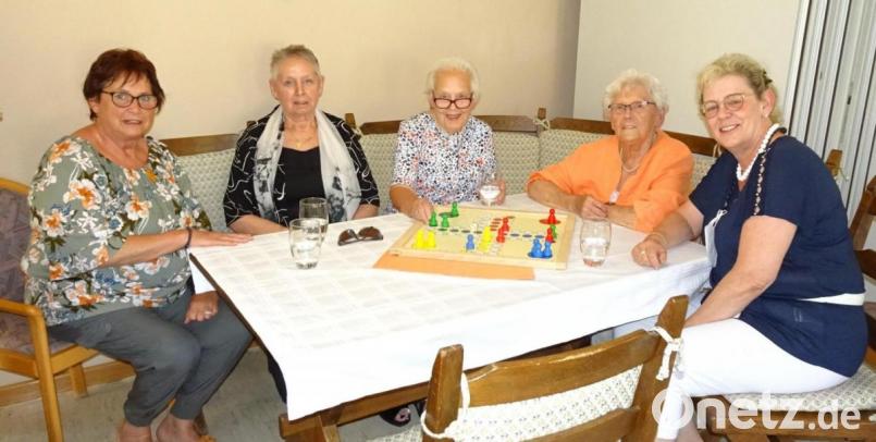 Eine Spende gab es für das Altenheim. Unser Bild zeigt bei der Übergabe (von links) Gerdi Gradl, Rita Hausknecht-Borghans, Anna Bauer, Maria Meiler und Astrid Ostermeier. Bild: hm