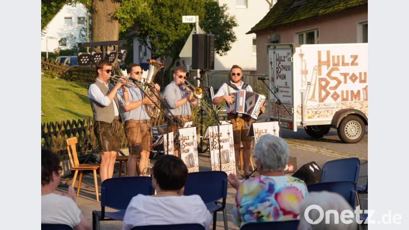 Von links: Die vier Hulzstoussboum mit Julian Bauer, Andreas Holfelner, Valentin Reil und Jonas Kraus spielen an der Straßenkreuzung zünftig auf. Bild: fvo