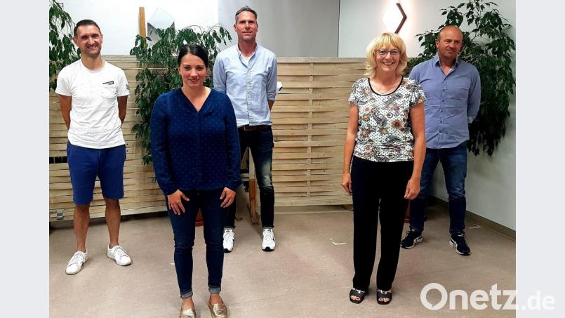Der neue Vorstand des FC Luhe Markt: (von links) Kassier Timo Kreuzer, die neue Schriftführerin Sarah Wittmann, Vorsitzender Andreas Hammer, dritte Vorsitzende Sigrid Ziegler und zweiter Vorsitzender Josef Kellner. Bild: zer