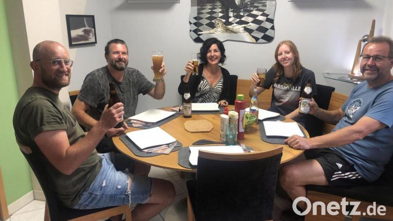 Der Wahl-Brasilianer Michael Biersack hat mit seine Frau Patricia (Zweiter und Dritte von links) seinen alten Jugendfreund Armin Kraus (rechts) in Sulzbach-Rosenberg besucht: Eine Oberpfälzer Brotzeit und ein Sperber-Bier waren für die Gäste aus Südamerika kulinarische Pflicht. Mit am Tisch: Tamara Kraus und ihr Freund Johannes Müller. Bild: Karin Kraus/exb