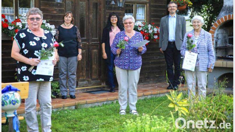 Sie sind seit Jahren als ehrenamtliche Mitarbeiter unterwegs: Pfarrer Martin Besold zeichnete (vorne, von links) Rosemarie Huber für 15, Elsa Uhl für 10 und Annemarie Meierhöfer für 15 Jahre aus. Mit auf dem Bild (hinten, von links) Pauline Klöble vom Vermittlungsdienst und &quot;Kleiner Dienst&quot;-Geschäftsführerin Rita Kunz. Bild: njn