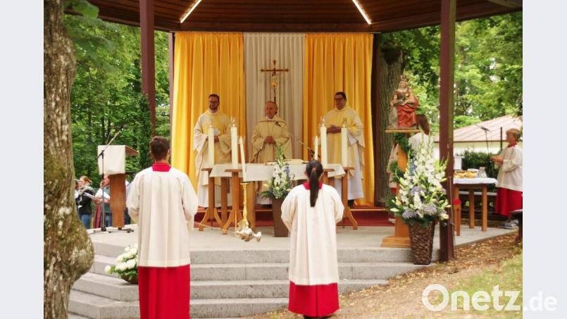 Weihbischof Reinhard Pappenberger (Mitte) bei der Messe am ersten Bergfestsonntag am Freialtar mit Pfarrer Hellauer (rechts) und Kaplan Lobmeier (links). Bild: müb