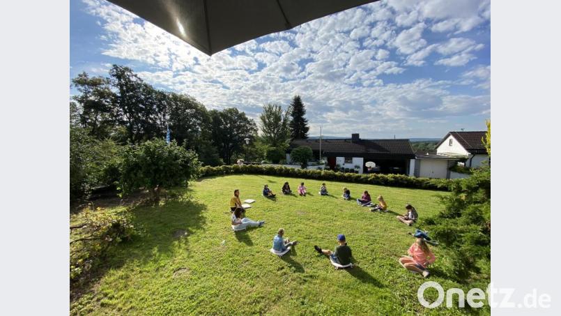 Einstimmung. Viel Spass hatten 14 Kinder beim Workshop mit Antje Gradl. Bild: adj