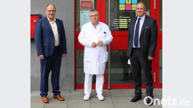 Dr. Hans-Gerhard Nagel ist der neue Dermatologe am MVZ Fichtelgebirge. Geschäftsführer Alexander Meyer (rechts) und stellvertretender Geschäftsführer Andreas Plannerer (links) begrüßten ihn zu seiner ersten Sprechstunde. Bild: Klinikum Fichtelgebirge/exb