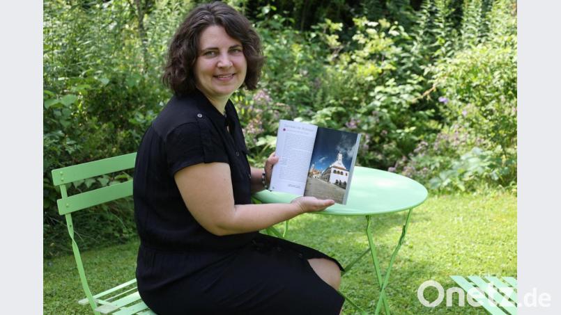 Da ist das Ding! Stefanie Stoltenberg ist stolz. Eineinhalb Jahre hat sie auf den Reiseführer der besonderen Art durch die Oberpfalz hingearbeitet. An Nummer eines hat sie Nabburg gesetzt. Bild: Stoltenberg