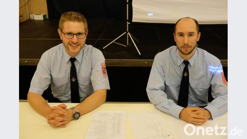Souverän führten Kommandant Stefan Lautner (li) und Vorstand Marius Meier durch die vielen Tagesordnungspunkte der Generalversammlung der Feuerwehr Vorbach Bild: do