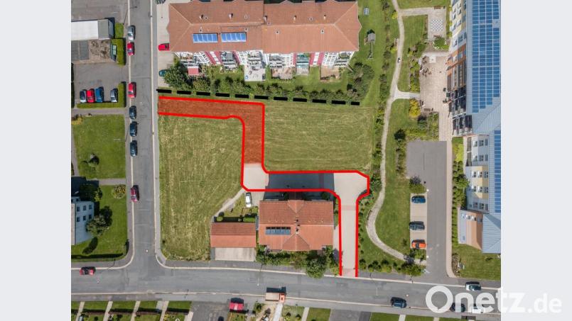 Die Zufahrt zum Haus Ringstraße 77 (unten) ist als Privatweg ausgewiesen. Sie ist im Besitz der Wohnungseigentümer, die sich um den Erhalt und den Winterdienst kümmern. Laut einem alten Vertrag haben sie auch das rötlich eingefärbte Grundstück erworben. Sollte sich das bestätigen, könnten sie wohl die Pläne für einen Gebäudekomplex mit 16 Wohnungen durchkreuzen. Bildmontage: dtr