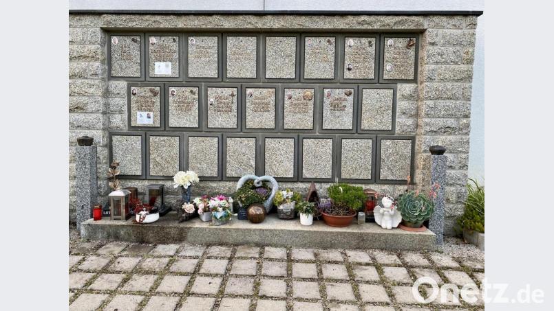 Auch an der schon länger bestehenden Urnenwand dürfen künftig kein Schmuck oder Erinnerungsgegenstände mehr abgelegt werden. Bild: Eichl