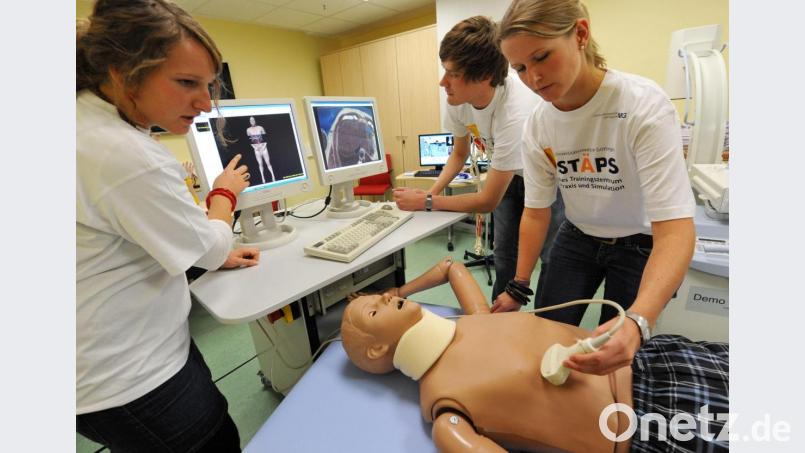 Drei Medizinstudenten des Uniklinikums in Göttingen untersuchen eine Patientenpuppe mit dem Ultraschallgerät. Eine „Hausarztschmiede“ soll die medizinische Versorgung im Landkreis Tirschenreuth, die in vielen Bereichen nicht gerade üppig ist, verbessern. Symbolbild: Jochen Lübke/dpa