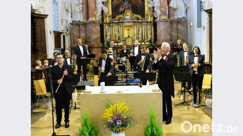 Mit aufregender Weltmusik verzückte das große Blechbläserensemble des Polizeiorchesters Bayern unter Leitung von Prof. Johann Mösenbilcher und verstärkt mit Solisten des 71. Festivals junger Künstler Bayreuth das Speinsharter Publikum Bild: do