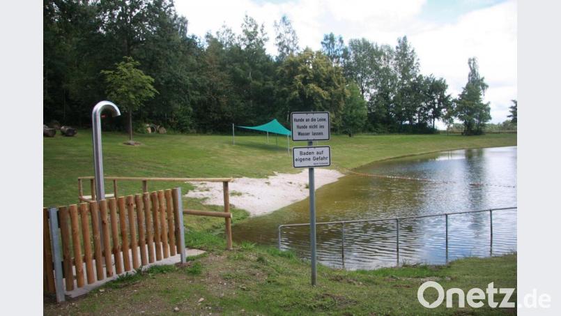 Zu den dringenden Maßnahmen, die am Badeweiher mehr Sicherheit bringen, gehört auch die Neugestaltung des Duschbereiches. Bild: wro