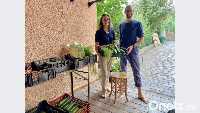 Mirjam und Andreas Gmeiner packen jeden Freitag ehrenamtlich die Gemüsekisten zusammen, die die Teilnehmer der von ihnen angestoßenen solidarischen Landwirtschaft abholen. Bild: Eichl