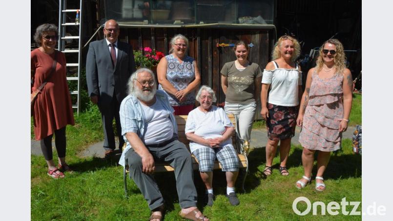 Karin und Diethart Kopp (beide sitzend) feierten am Samstag ihren 80. Geburtstag nach, den sie jeweils im Februar begangen hatten. Gekommen waren dazu auch (hinten, von links) Seniorenbeauftragte Beate Ott, Bürgermeister Klaus Meyer sowie die Töchter Solveigh, Maria, Barbara und Ursula. Bild: jr