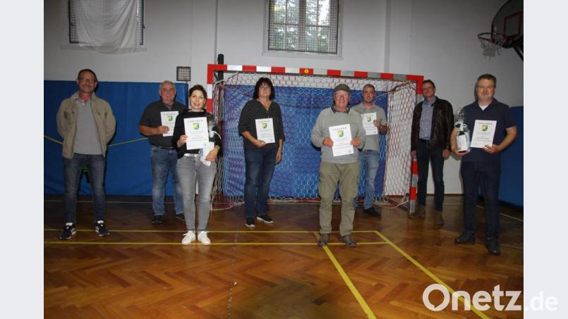Langjährige Mitglieder ehrte der Handballclub Tirschenreuth. Unser Bild zeigt von links: Stadtrat Harald Siegert, Richard Ducheck, Beate Friedl, Christine Härtl, Helwig Haulena, Christian Ducheck, Vorsitzender Thomas Kurzeck und Markus Friedl. Bild: kro