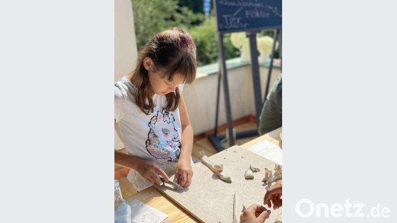 Viel Spaß hatten 14 Kinder beim formen des Tons Bild: adj