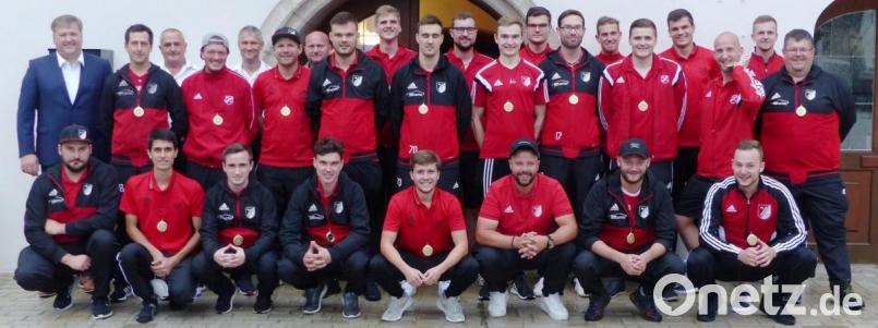 Bürgermeister Stefan Braun (links) hat die Zweiten Mannschaften der Spielgemeinschaft DJK Utzenhofen/DJK Ursensollen aus Anlass des Aufstiegs von der B- in die A-Klasse zu einem Empfang ins Rathaus Kastl eingeladen. Bild: jp