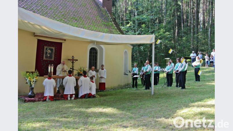 Den feierlichen Festgottesdienst vor dem Gnadenbild an der Brünnl-Kirche zelebrierte Pfarrvikar Pater Alfred Lindner. Für den musikalischen Rahmen sorgte ein Besetzung der Jugendblaskapelle Nabburg unter Leitung von Markus Ferstl. Bild: bph