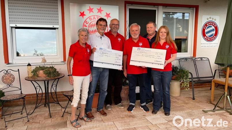 Die Mitglieder der Vorstandschaft übergeben an Franz Bruckner den Scheck. Veronika Hofmann, Albert Bruckner, Günther Wicha, Bernd Hofmann, Robert Fröhler und Sabrina Kreuzer (von links). Der zweite Scheck wurde an die beiden Fanclubs übergeben. Bild: hod