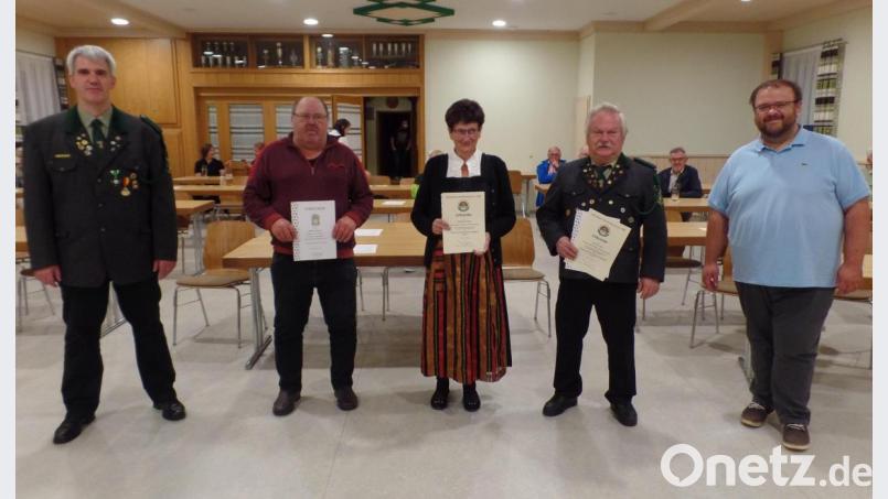 Für ihre 40- und 50-jährige Treue zum Schützenverein wurden drei Mitglieder ausgezeichnet. Unser Bild zeigt (von links), Vorsitzender Wolfgang Raps, Johann Arnold, Sieglinde Walter, Konrad Götz und Bürgermeister Johann Walter. Bild: br