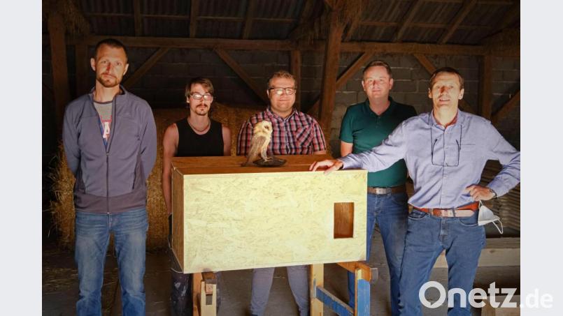Stefan Mutzbauer, die Beschäftigten Numo und Michael, Werkstattleiter Florian Dotzler und Zeno Bäumler (von links) bringen den ersten Nistkasten in der Scheune von Thomas Hölzl in Oberköblitz an. Die Eule ist ein Präparat. Bild: twi