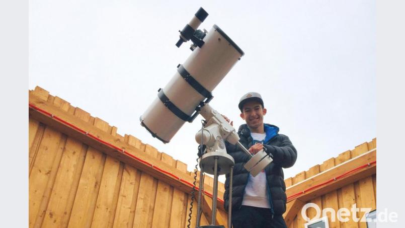Max Pretzl steht neben dem Spiegelteleskop, das die Hauptattraktion seiner Sternwarte in Bernhof ist. Bild: Max Pretzl