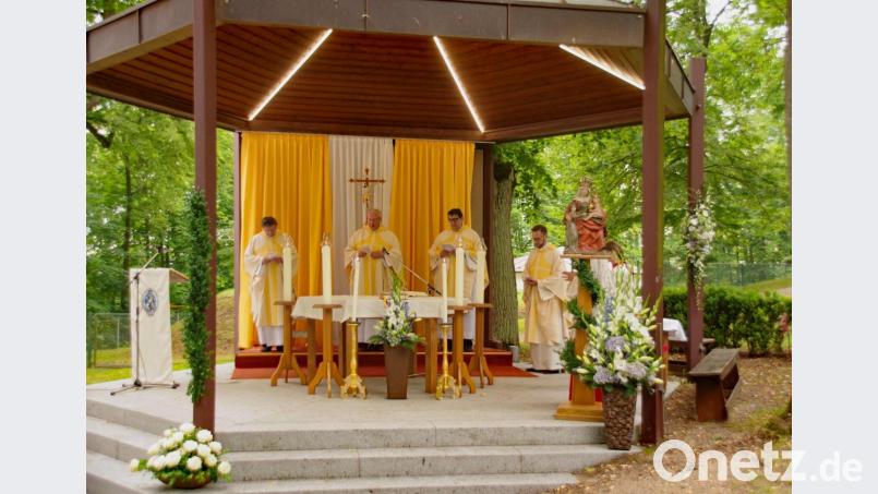 Die Pfarrer (von links) Marek Flasinski, Erwin Jaindl und Walter Hellauer sowie Kaplan Lukas Lobmeier beim Eröffnungsgottesdienst auf dem Annaberg. Bild: müb