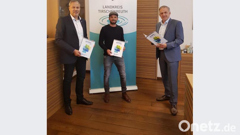 Jürgen Preisinger (von links) und Philipp Reich stellten Landrat Roland Grillmeier den Jahresbericht des Jugendmedienzentrums vor. Bild: Jugendmedienzentrum/exb
