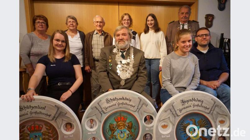 Stolz zeigen (vorne, von links) Liesl Marlis Stubenvoll, König Hans Roth und Jugendkönigin Denise Fleischmann ihre Trophäen. Im Hintergrund die Zofen und Ritter. Bild: krn