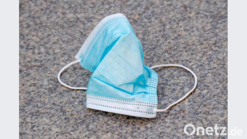 Ein Mann wurde in Amberg am Bahnhof ohne Maske angetroffen – ein Bußgeld muss er laut Gericht trotzdem nicht zahlen. Bild: Stefan Sauer